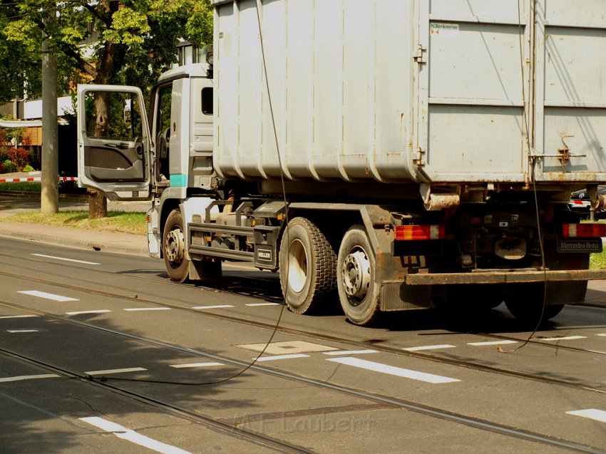 LKW riss Oberleitung ab Koeln Deutz Am Schnellert Siegburgerstr P042.JPG